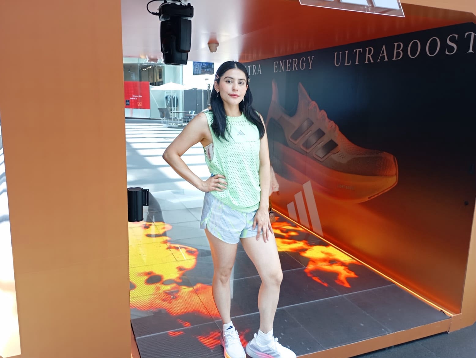Persona junto a una exhibición de Ultraboost.