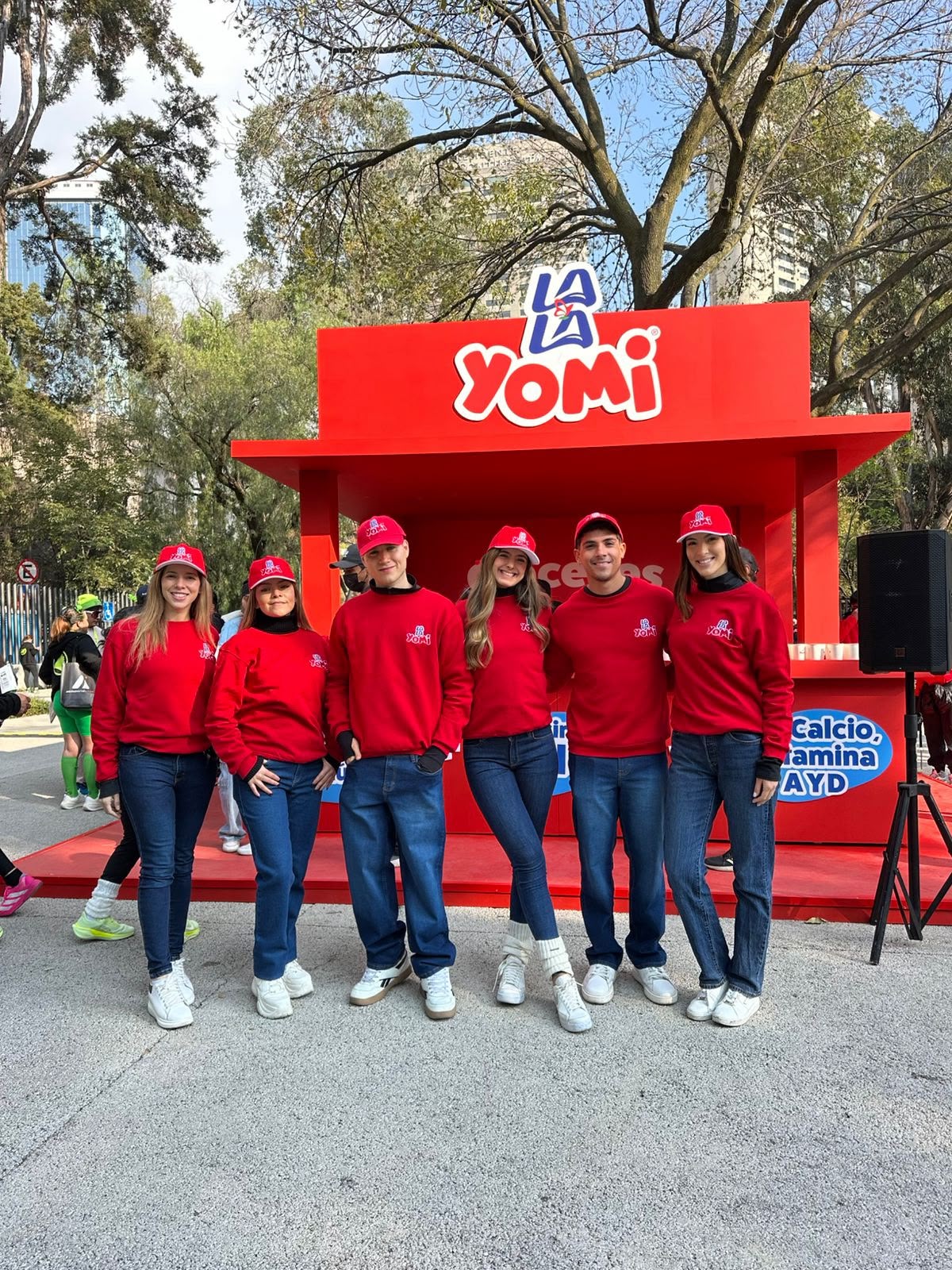Equipo frente al módulo de La Yomi.