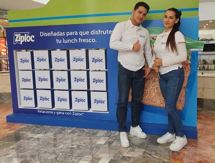 Dos personas en una activación de Ziploc.