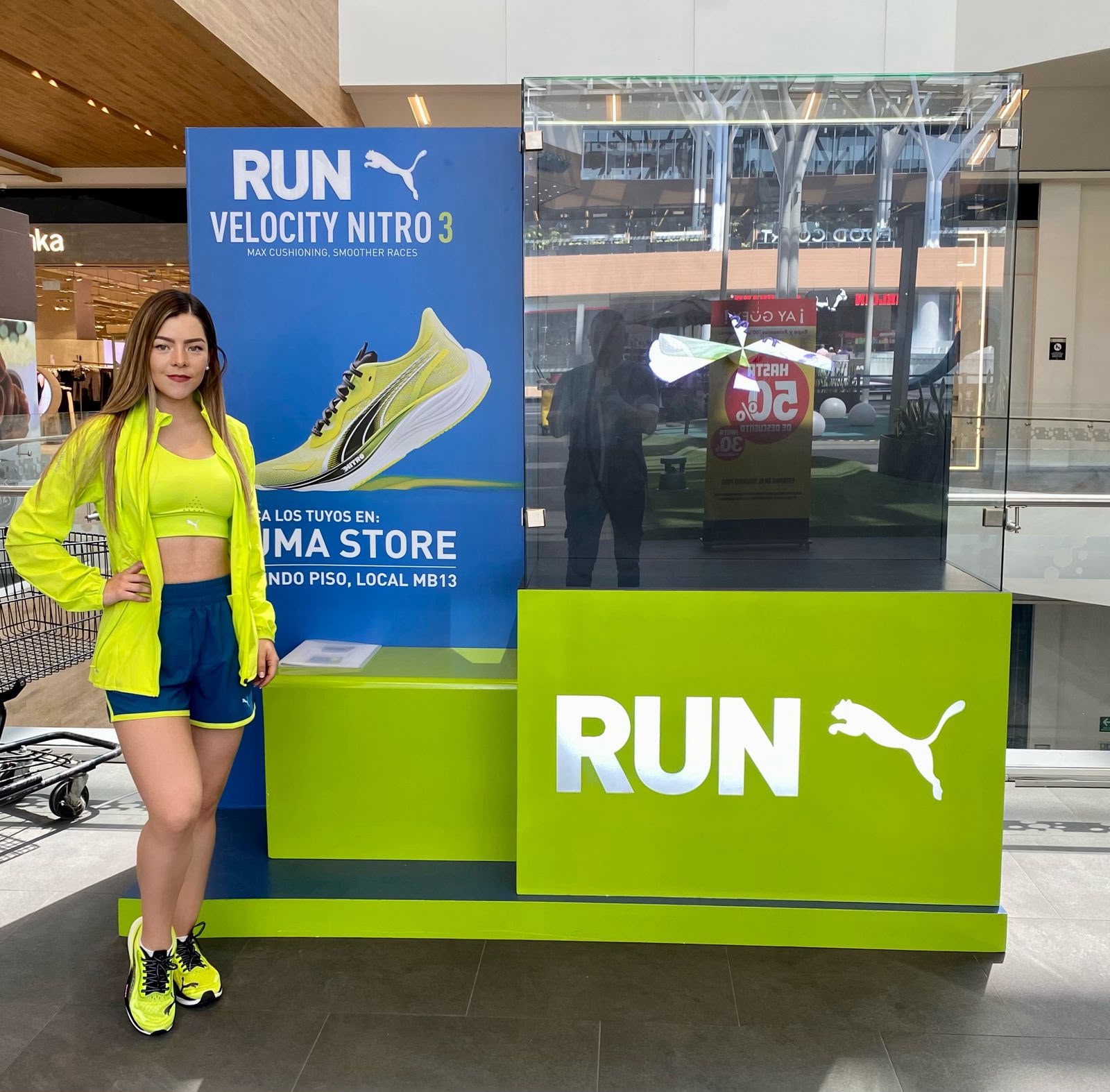 Persona junto a una exhibición de Puma.