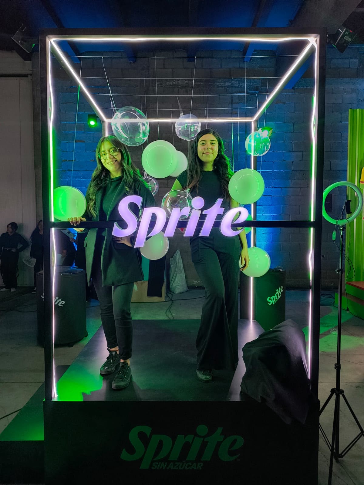 Dos personas en un espacio de Sprite.